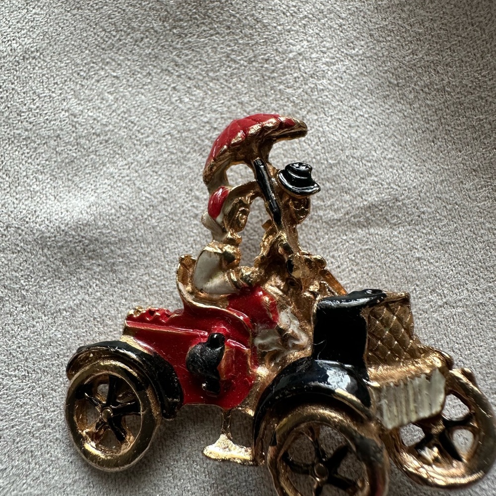 Elegant Red and Gold Brooch with Vintage Carriage Design